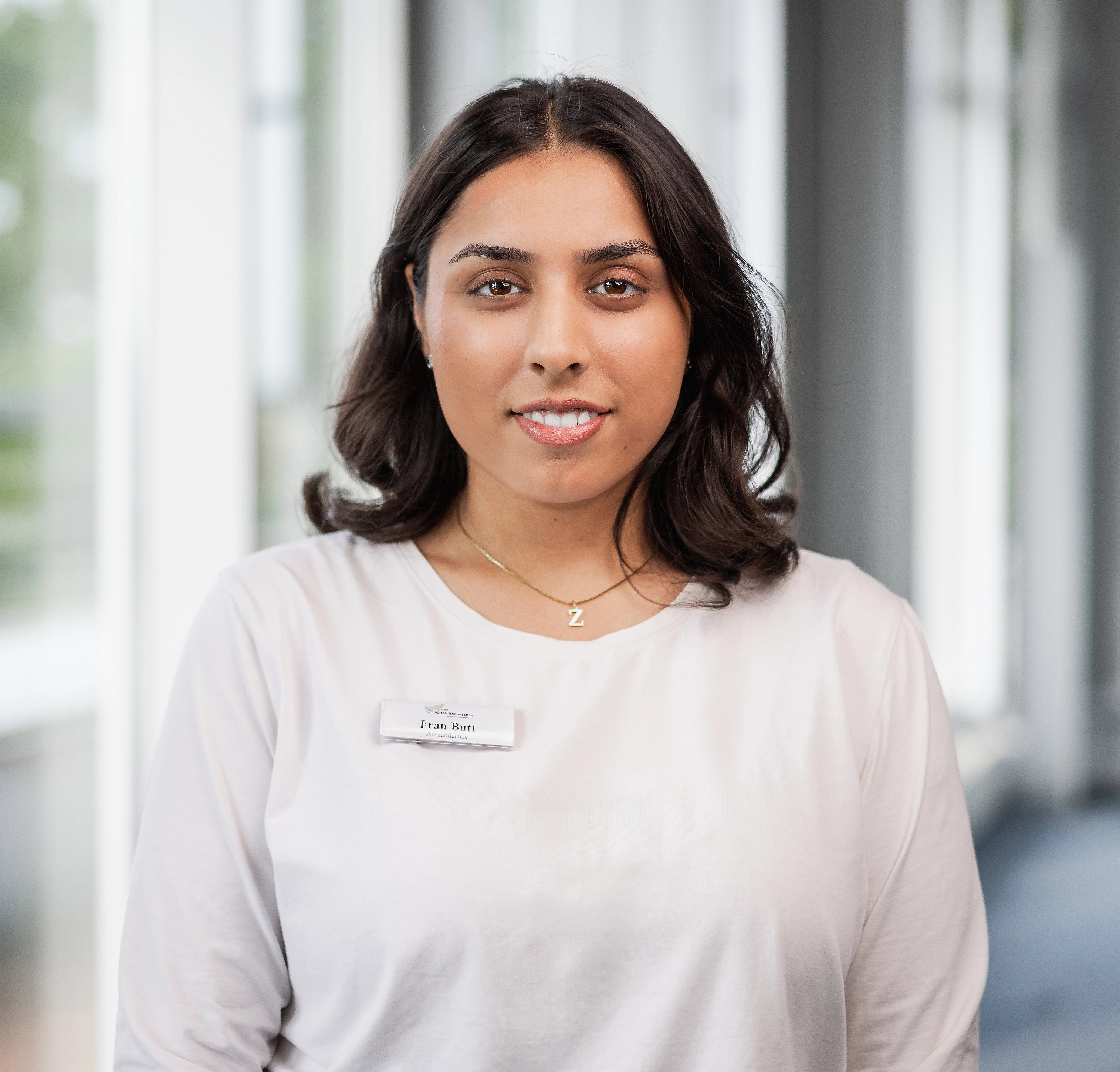 Zainab, Beamtenanwärterin